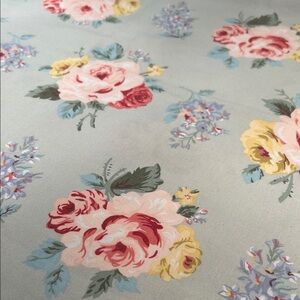 Beautiful Waverly print table cloth Smoke free pet free home no stains or rips